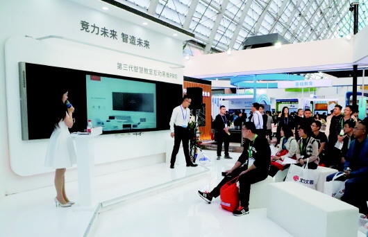 智能黑板可一键录播！中国教育装备展在青举行 众多
